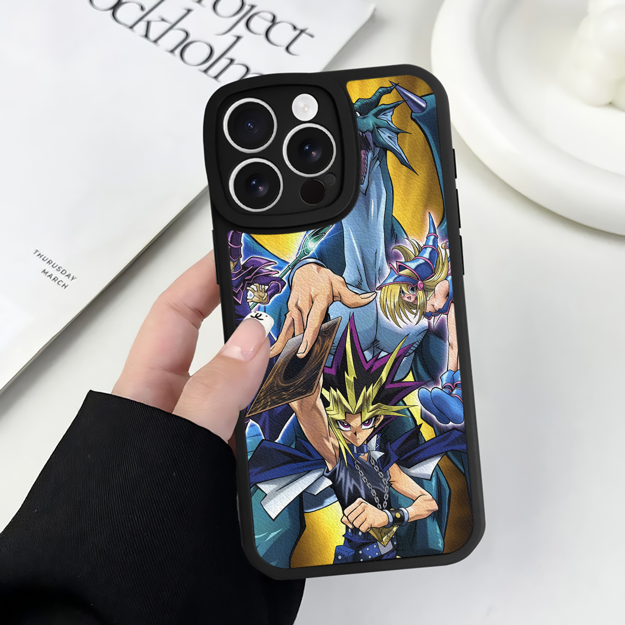 （画像用） 遊☆戯☆王 Yu-Gi-Oh! 【iPhone 16シリーズ対応】シリコンスマホケース（レザー調） 材質：シリコン